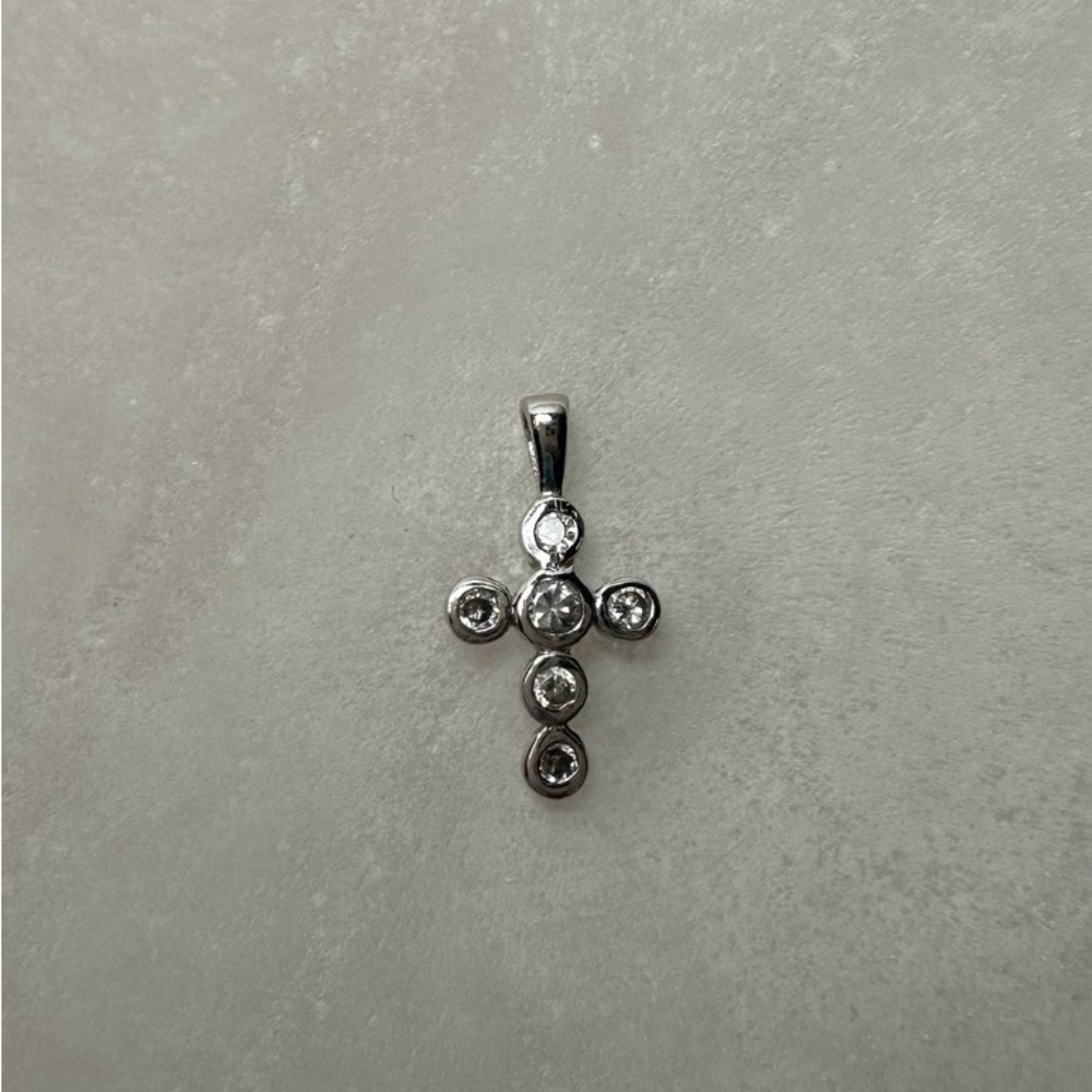 Elegant Silver Cross Pendant